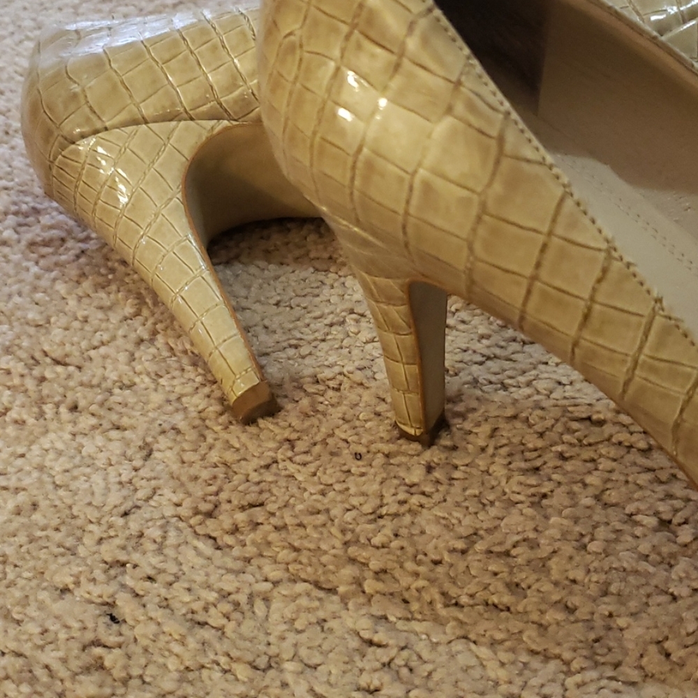 Shoes - Picture 3 of 7